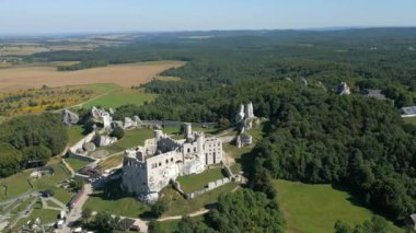 Güneşli bir günde, Polonya 'da bir tepedeki ortaçağ şatosunun havadan görünüşü