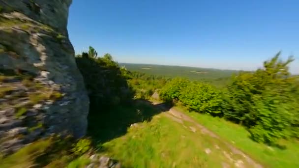 Yeşil Dağların Üzerinde Dev Kireçtaşı Kayaları Olan Sinematik Fpv Uçuşu — Stok video