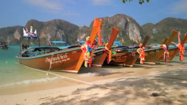 Phi Phi Adası, Tayland 'da renkli geleneksel Tayland tekneleri.