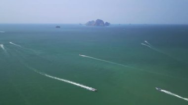 Railay yarımadası yakınlarındaki deniz manzarası, Krabi Tayland.