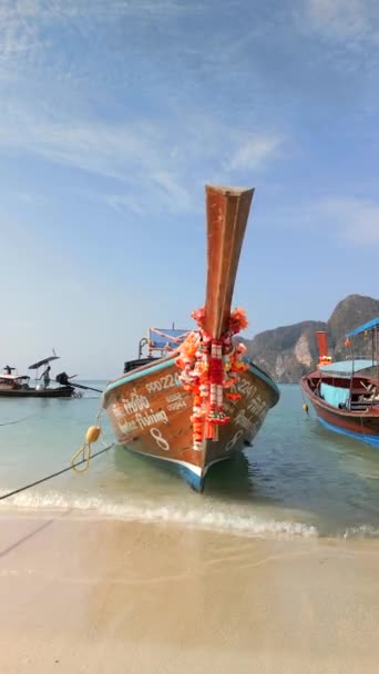 泰国菲菲岛上色彩艳丽的泰国传统船只 — 图库视频影像