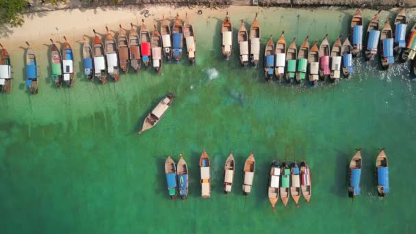泰国菲菲岛上传统木船的俯瞰图 — 图库视频影像
