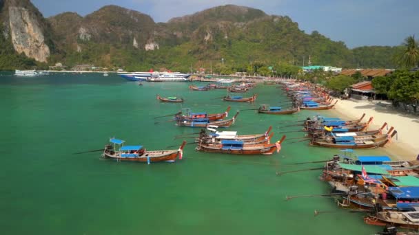 Vista Aérea Dos Tradicionais Barcos Tailandeses Madeira Ilha Phi Phi — Vídeo de Stock