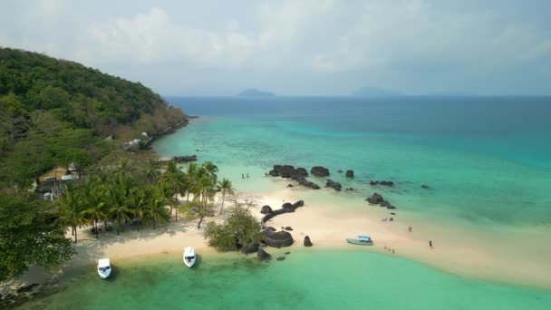 Letecký Pohled Tropický Ráj Ostrov Koh Kham Lidmi Relaxovat Bílé — Stock video