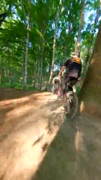 森のランプでジャンプバイク — ストック動画