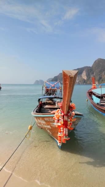 泰国菲菲岛上色彩艳丽的泰国传统船只 — 图库视频影像