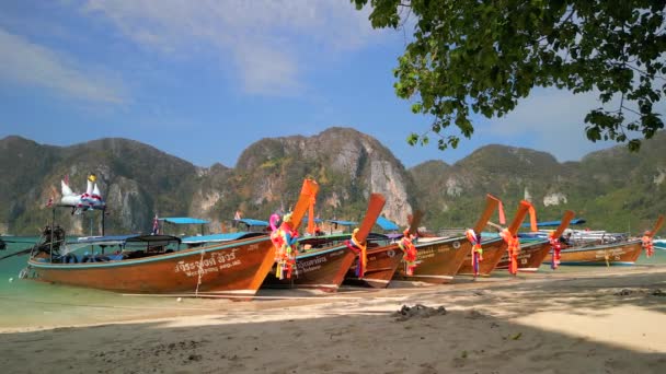 泰国菲菲岛上五彩斑斓的泰国传统船只 — 图库视频影像