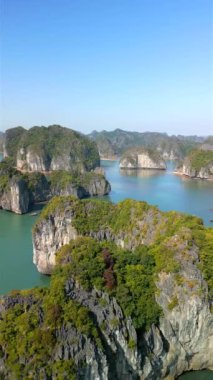 Vietnam 'daki Ha Long Körfezi' ndeki kayalık kayalık adaların hava manzarası.. 