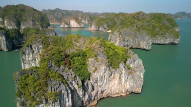 Vietnam 'daki Ha Long Körfezi' ndeki kayalık kayalık adaların hava manzarası.. 