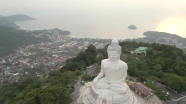 Phuket, Tayland 'da gün batımında Büyük Buda heykelinin hava manzarası.