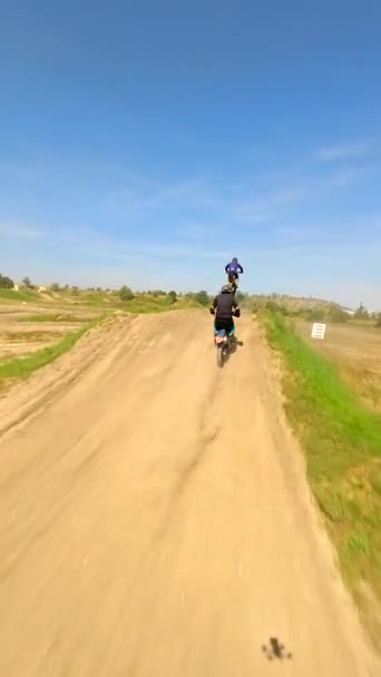 Fpv Jezdců Motokrosové Dráze Vysokorychlostní — Stock video