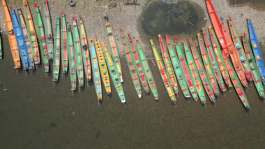 Vang Vieng, Laos 'taki nehir kıyısındaki geleneksel renkli teknelerin en üst görüntüsü..