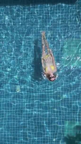 Widok Góry Młodej Białej Kobiety Pływającej Plecach Basenie Zwolnionym Tempie — Wideo stockowe