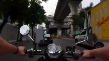 Bangkok, Tayland 'da BTS Skytrain' in yanındaki yolda motosiklet sürme hızı. POV