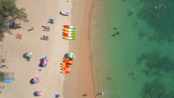 Vista Superior Gente Que Relaja Playa Tropical Isla Phuket Tailandia — Vídeo de stock