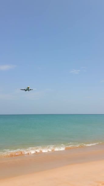 Samolot Lądujący Nad Tropikalną Plażą Turkusowym Morzem Phuket Tajlandia Zwolniony — Wideo stockowe