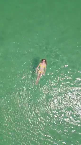 Vista Superior Uma Bela Jovem Mulher Relaxando Flutuando Costas Mar — Vídeo de Stock