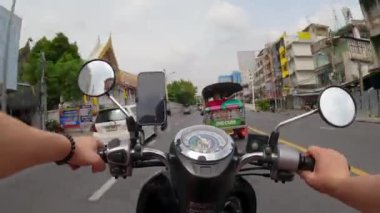 Bangkok, Tayland 'da bir Tuk Tuk' ın arkasında scooter sürerken aşırı hız yapmış. POV