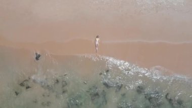 Phuket Adası 'ndaki deniz kıyısında bikinili beyaz kadın manzarası..