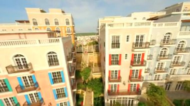 Beyaz kadın FPV kırmızı elbiseli ve Vietnam şapkalı Phu Quoc Adası, Vietnam 'da Sunset Town' ı keşfediyor.