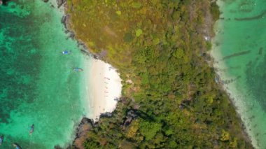 Tayland 'ın Phi Phi adasındaki tropikal turkuaz körfez manzarası.