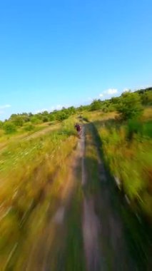 FPV insansız hava aracı yüksek hızda motosiklet kovalıyor. Ekstrem sporlar, dayanıklılık, adrenalin kavramları.