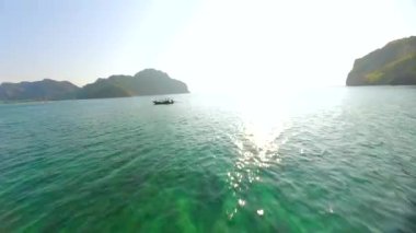 Tayland 'ın Phi Phi Adası' nın turkuaz sularındaki ahşap Tayland teknesinin hava manzarası..
