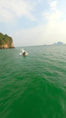 Tayland, Krabi 'deki turkuaz denizde Tahta Tayland teknesinin FPV' si..