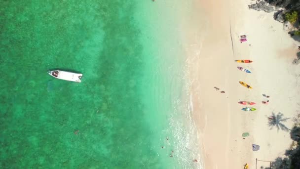 Vista Dall Alto Delle Persone Che Rilassano Sulla Spiaggia Tropicale — Video Stock