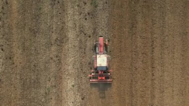 Çekicinin tarımsal alandaki yıkıcı toprağının en üst görüntüsü