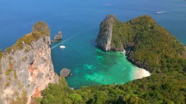 Phi Phi Adası, Tayland 'daki Picoresque Turkuaz Koyu' nun havadan görünüşü.