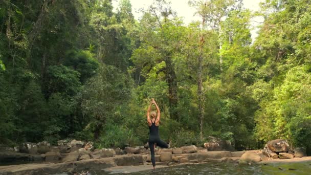 Kaukasiske Kvinde Praktiserer Yoga Ved Floden Tropisk Regnskov Thailand – Stock-video