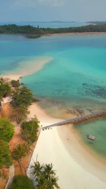 Pemandangan Udara Pantai Pasir Putih Tropis Dan Air Pirus Pulau — Stok Video
