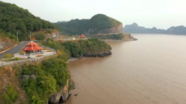 Vietnam 'daki Cat Ba Adası' nın tropik kıyı şeridinin havadan görünüşü