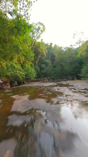 Fpv Kaukaskiej Kobiety Praktykuje Jogę Nad Rzeką Tropikalnym Lesie Deszczowym — Wideo stockowe