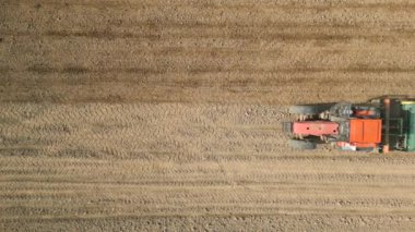 Tarlaya tahıl eken traktörün üst görüntüsü