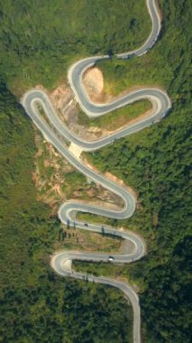 Kuzey Vietnam 'daki Ha Giang Döngüsü' nün manzaralı, dolambaçlı dağ yolu..