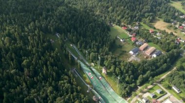 Yazın Polonya dağlarında kayakla atlama manzarası.