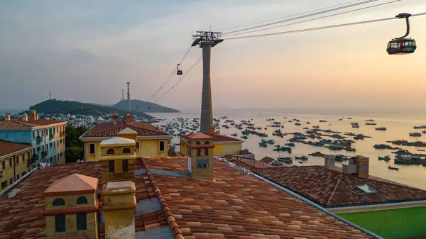 Gün batımında Sunset Town, Cable Car ve Phu Quoc Adası 'ndaki balıkçı köyünün resimli görüntüsü, Vietnam.