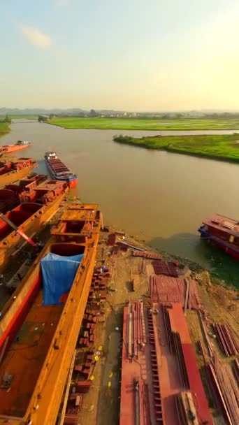 ベトナムのニンビンで川運河に沿って大きなバージを建設する工業造船所を巡るFpv飛行 — ストック動画