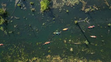 Tayland, Krabi 'deki Ayna Gölü' nde kayak yapan turistlerin en iyi görüntüsü.