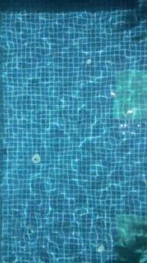 Havuzda mavi su ve ışık yansımaları.