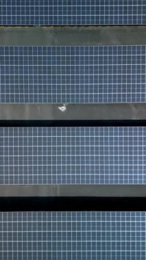 Elektrikli araba ve motosikletleri şarj etmek için güneş paneli enerjisiyle hava manzaralı otopark.