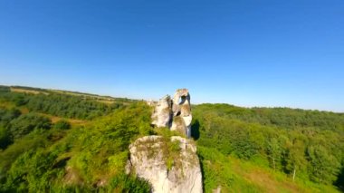 Dinamik FPV, Polonya 'nın pitoresk Jurassic dağlarının kireç taşı kayasındaki bir delikten uçuyor..