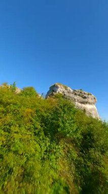 Dinamik FPV, Polonya 'nın pitoresk Jurassic dağlarının kireç taşı kayasındaki bir delikten uçuyor..