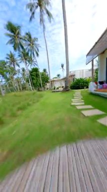 FPV insansız hava aracı Tayland 'ın tropik adasında güzel bir tatil beldesinde..