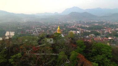 Tarihi şehir Luang Prabang, Laos 'taki Budist tapınağının tepedeki görüntüsü.