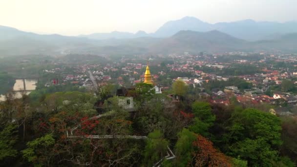 Vista Aérea Del Templo Buddhist Colina Ciudad Histórica Luang Prabang — Vídeo de stock