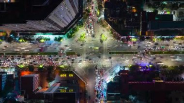 Hanoi, Vietnam 'daki bir kavşakta akşam trafiğinin hava akımı..