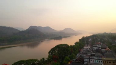 Laos 'ta günbatımında Luang Prabang ve Mekong nehir manzarasının havadan görünüşü
